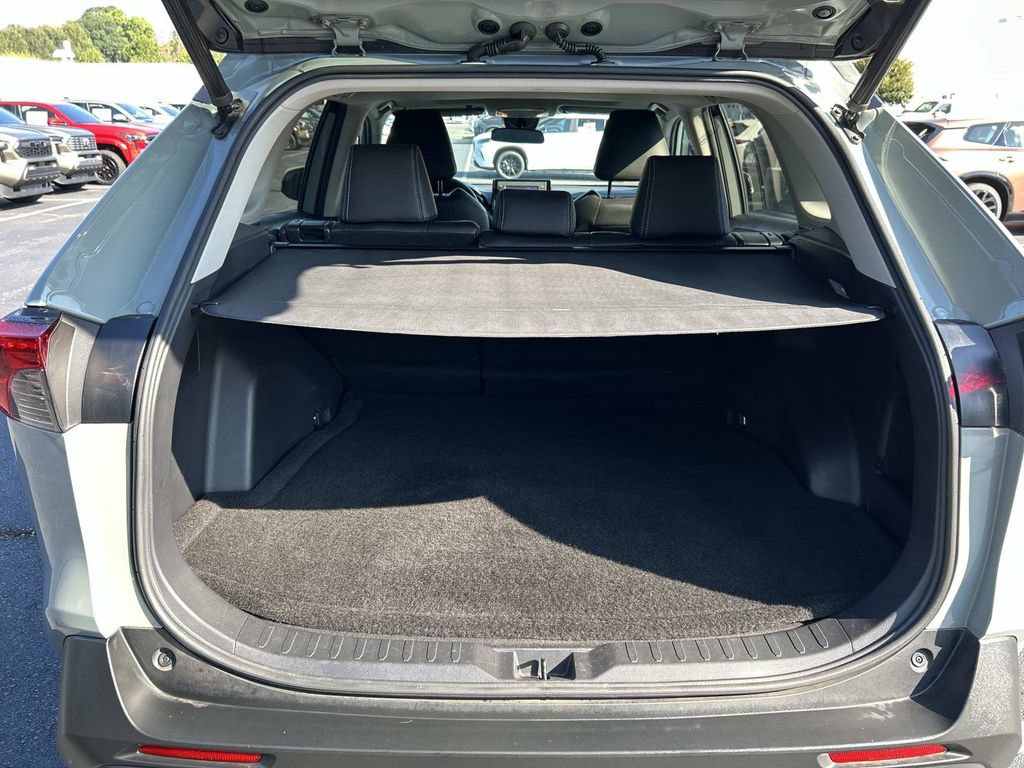 Used 2021 Toyota RAV4 XLE w/ Convenience Package FWD image 11