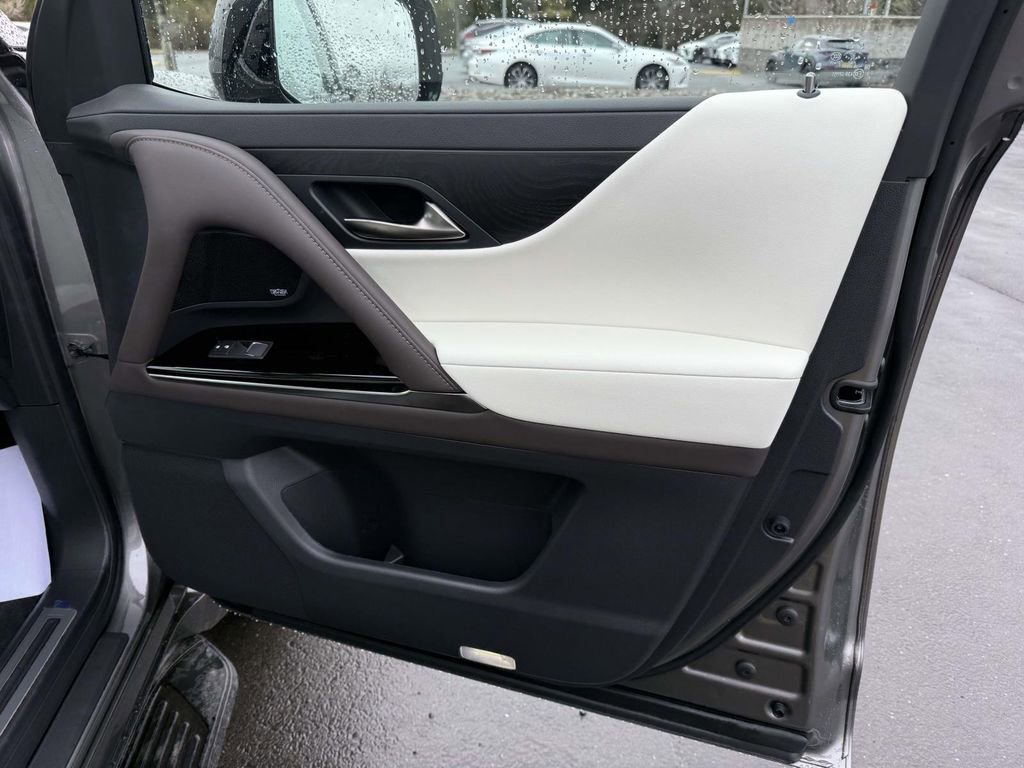 Used 2026 Lexus LX 600 4WD w/ Accessory Package (2T) image 17