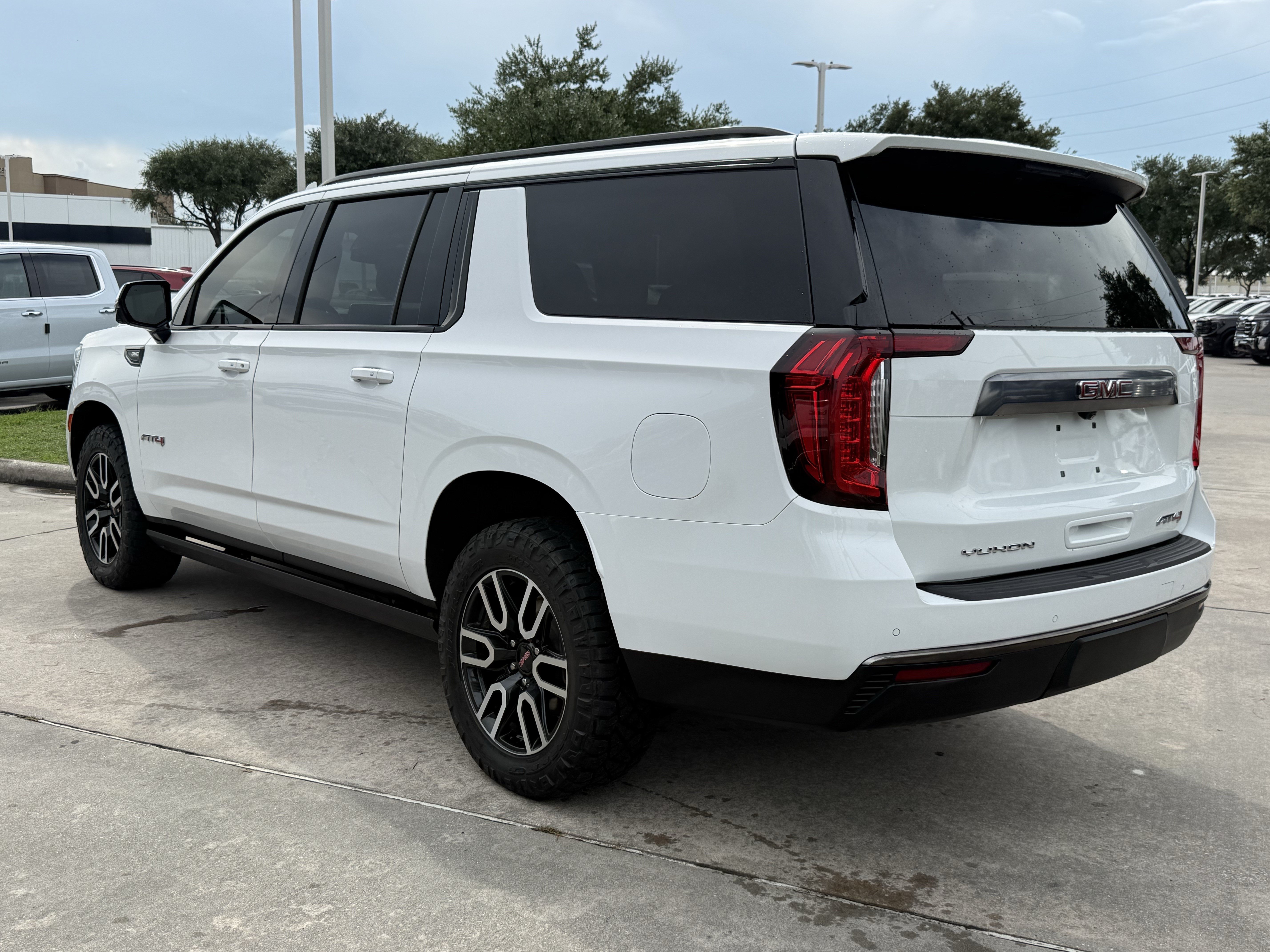 Used 2023 GMC Yukon XL AT4 w/ AT4 Premium Package AWD/4WD image 7