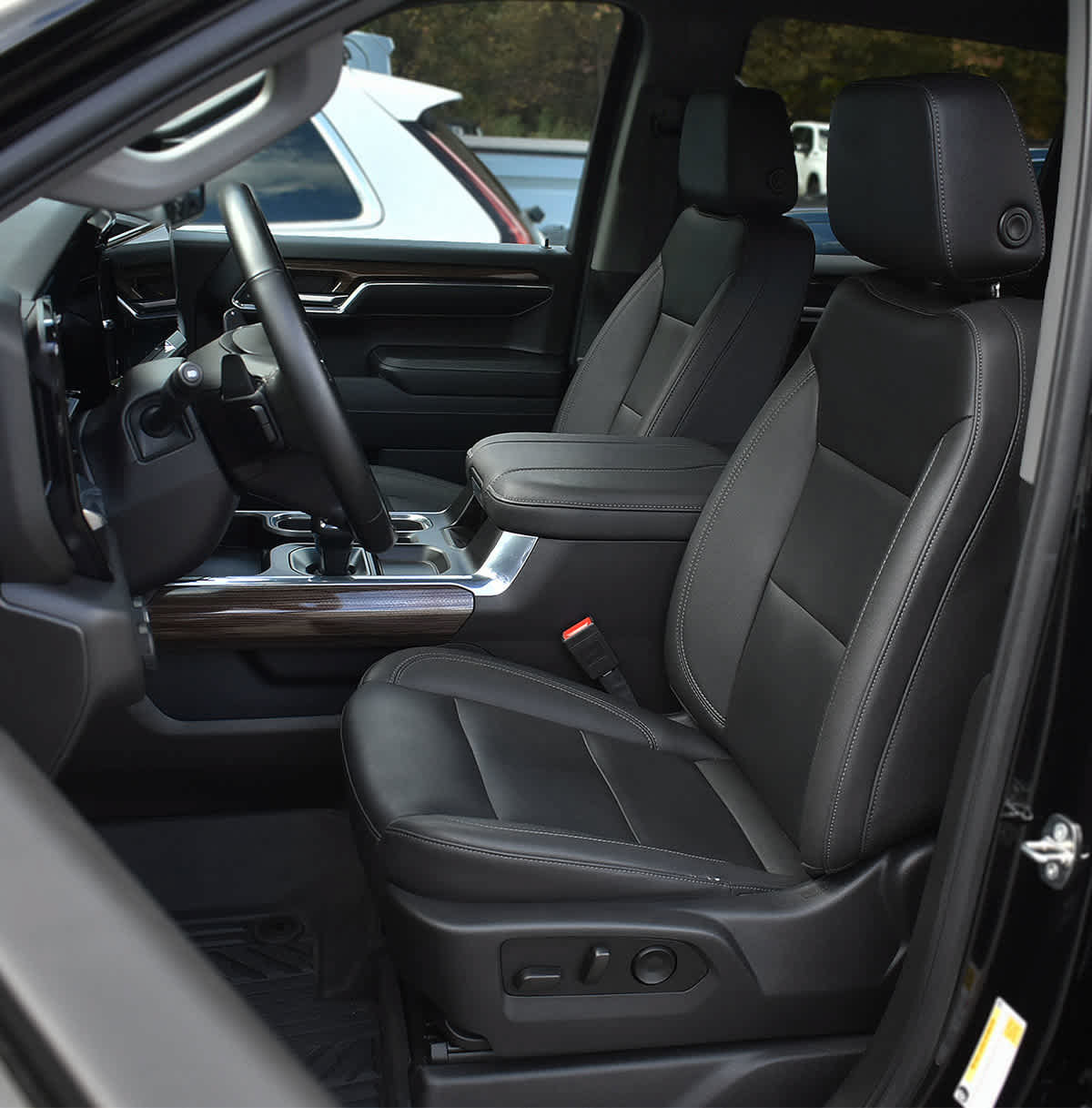 Used 2024 Chevrolet Silverado 1500 LT Trail Boss w/ LT Trail Boss Premium Package AWD/4WD image 9