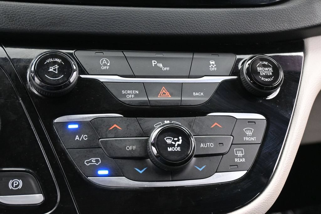 Used 2017 Chrysler Pacifica Touring-L FWD image 24