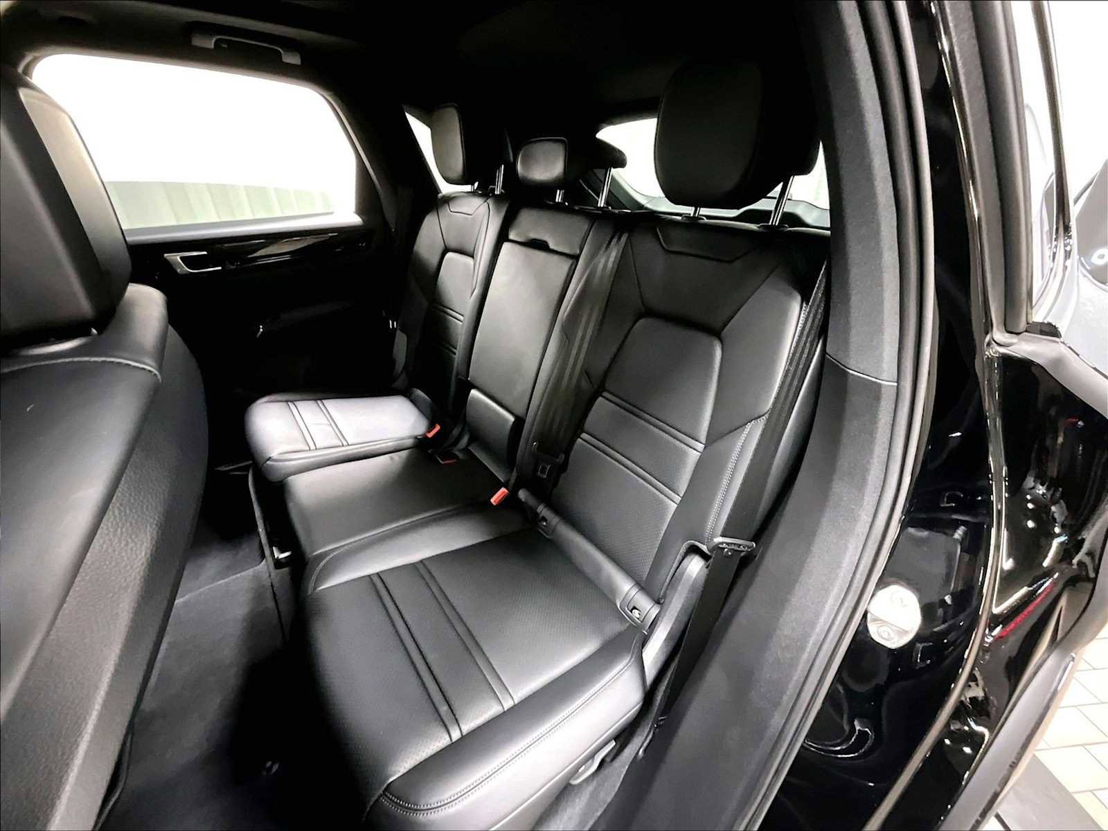Used 2022 Porsche Cayenne image 31