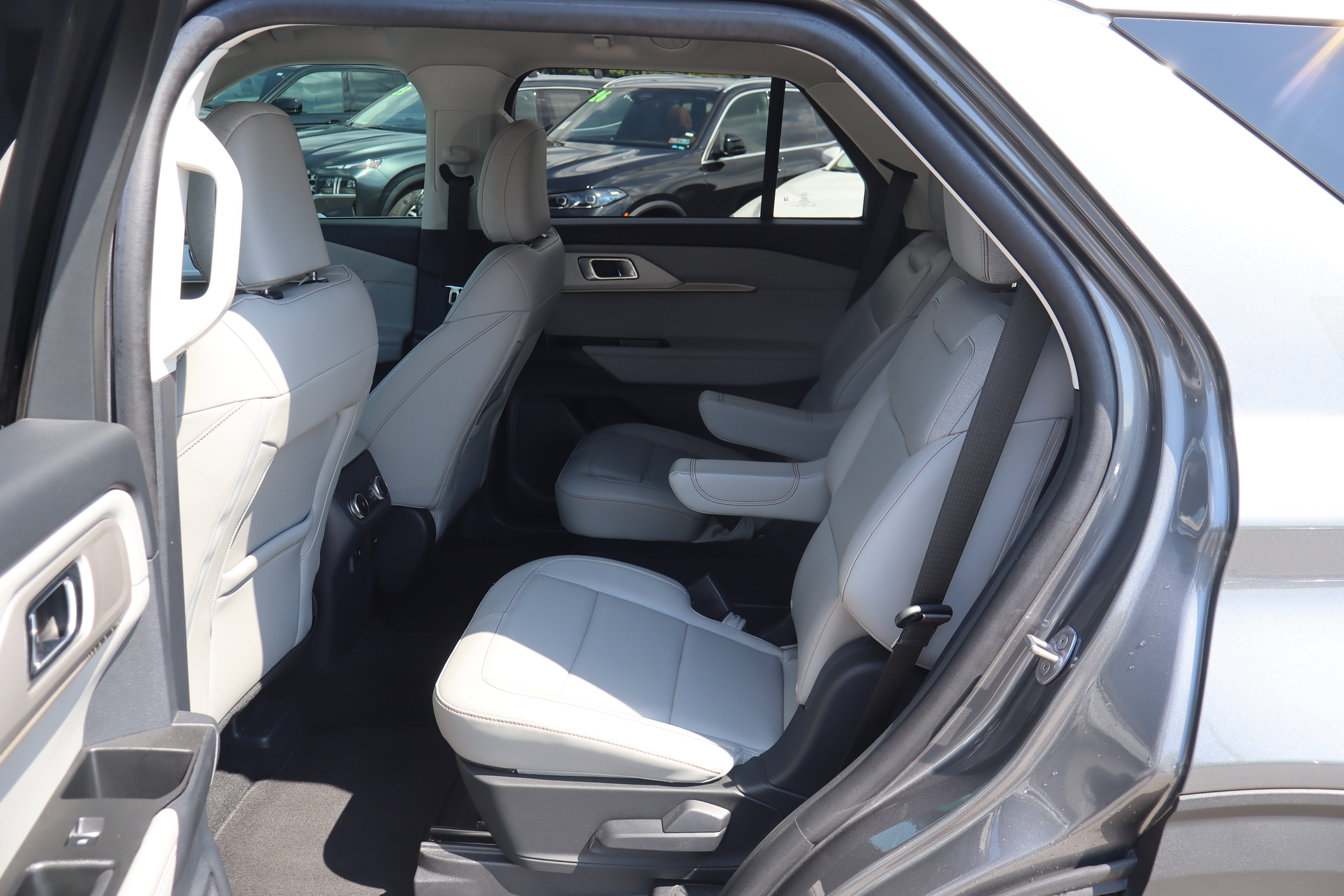 Used 2025 Ford Explorer Active w/ Active Comfort Package AWD/4WD image 13