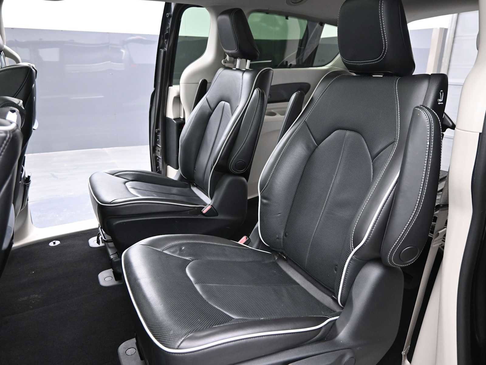 Used 2021 Chrysler Pacifica Limited w/ Uconnect Theater Family Group image 14