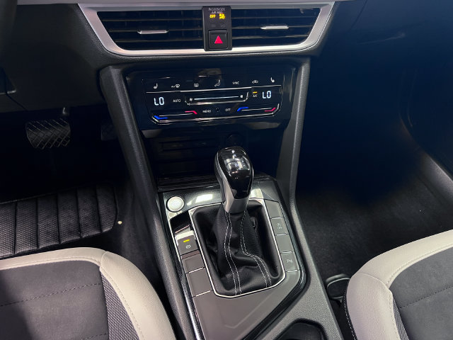 Certified 2025 Volkswagen Taos SE FWD image 27