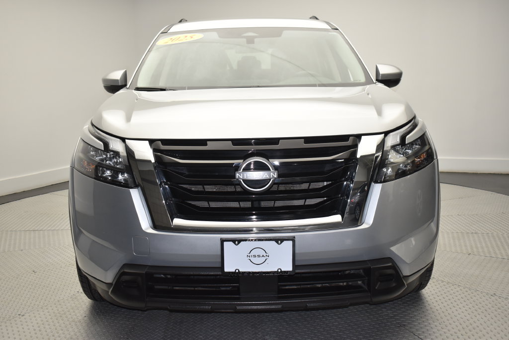 Used 2025 Nissan Pathfinder SV AWD/4WD image 2
