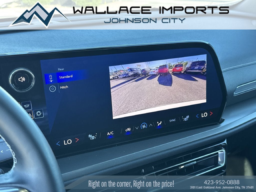 Used 2025 Chevrolet Traverse LT FWD image 24