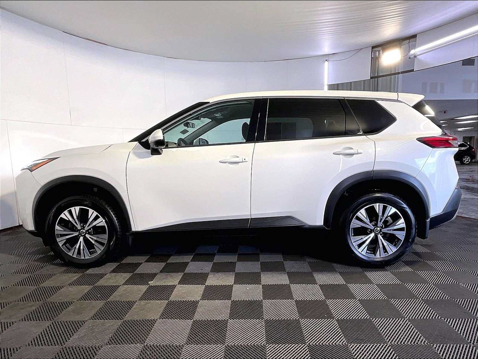 Used 2021 Nissan Rogue SV AWD/4WD image 2
