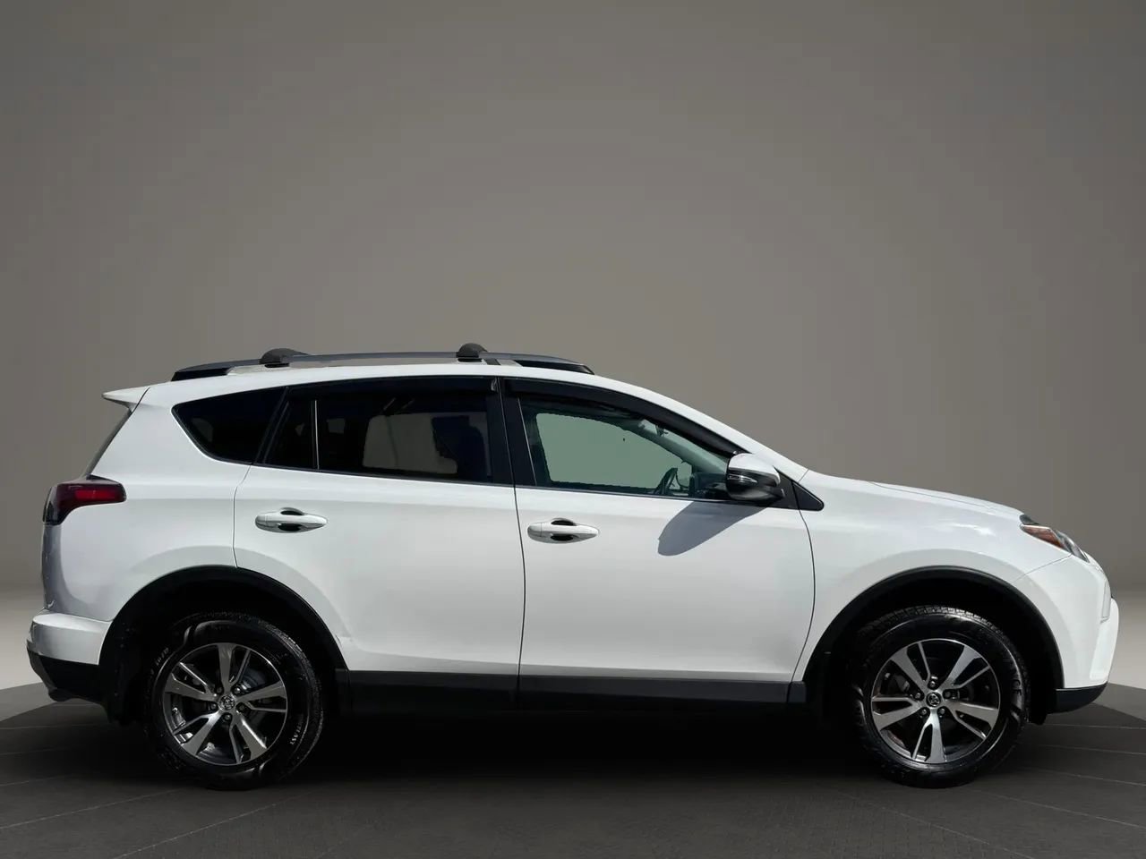 Used 2018 Toyota RAV4 XLE AWD/4WD image 6