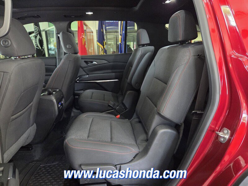 Used 2024 Chevrolet Traverse Z71 w/ Enhanced Driving Package image 8