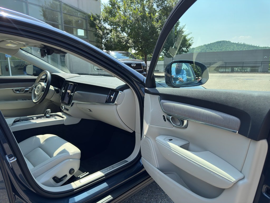 Certified 2025 Volvo V90 B6 Cross Country Plus AWD/4WD image 25