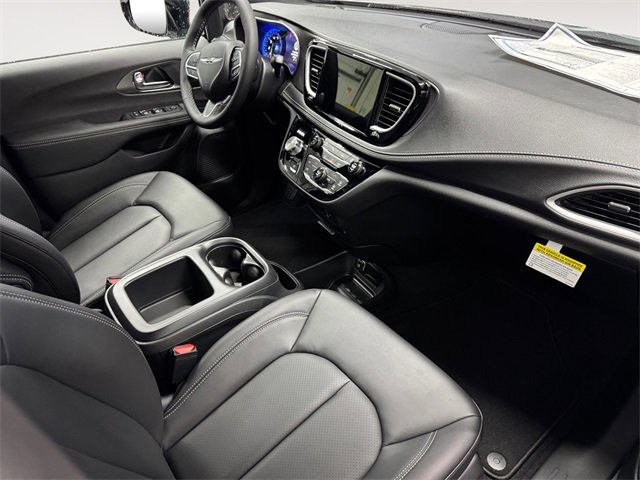 New 2026 Chrysler Pacifica Select image 4