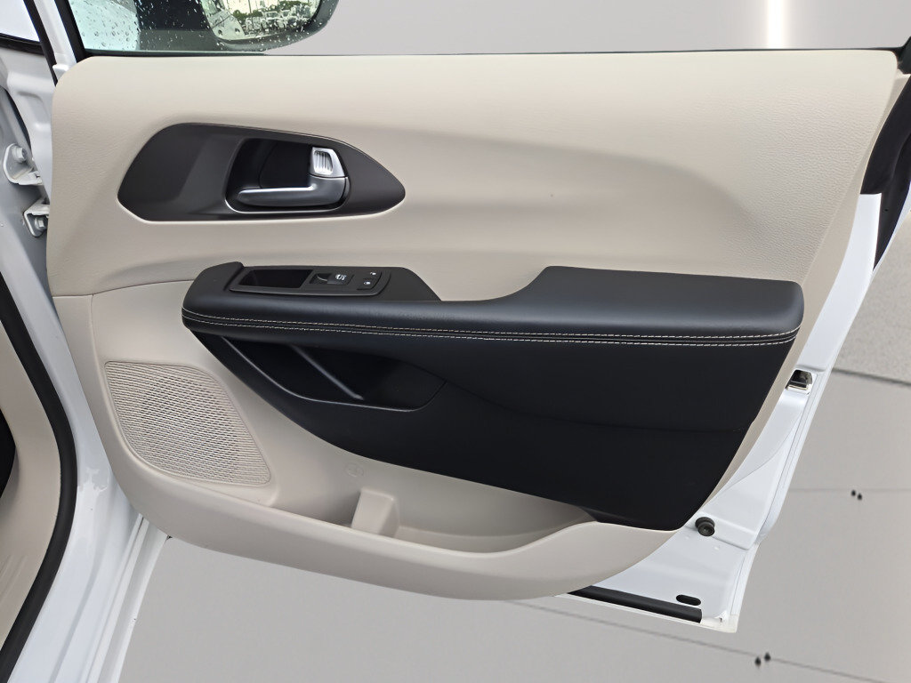 Used 2023 Chrysler Pacifica Touring-L FWD image 5