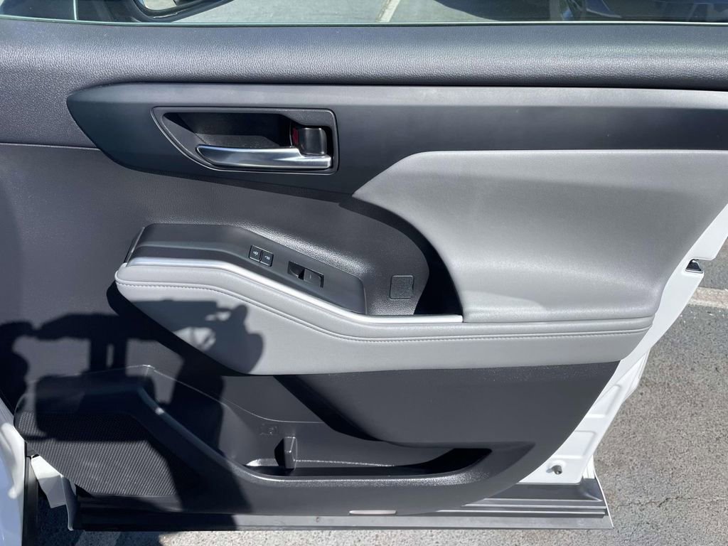 Used 2023 Toyota Highlander XLE AWD/4WD image 45