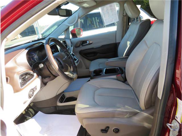 Used 2017 Chrysler Pacifica Touring-L Plus image 3