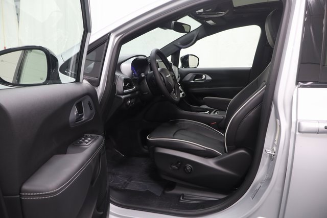 New 2026 Chrysler Pacifica Limited image 10