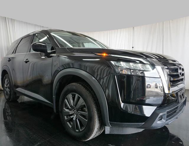 Used 2024 Nissan Pathfinder S image 2