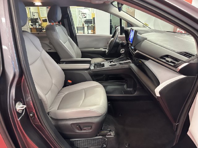 Certified 2025 Toyota Sienna XLE FWD image 15