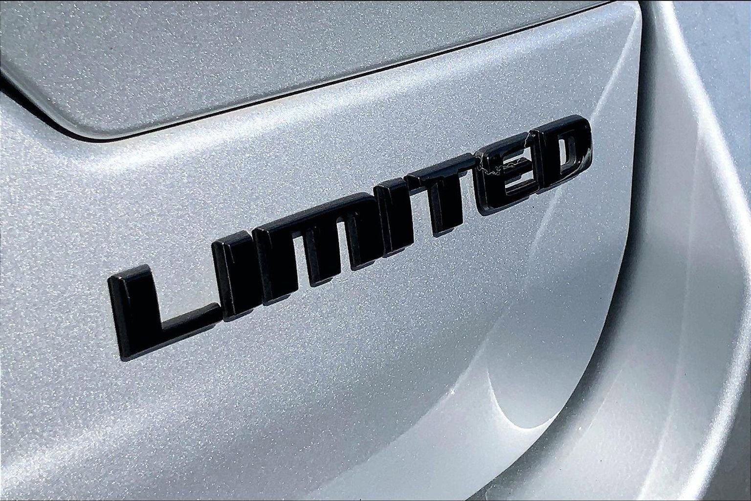 Certified 2025 Jeep Grand Cherokee Limited w/ Black Appearance Package AWD/4WD image 9