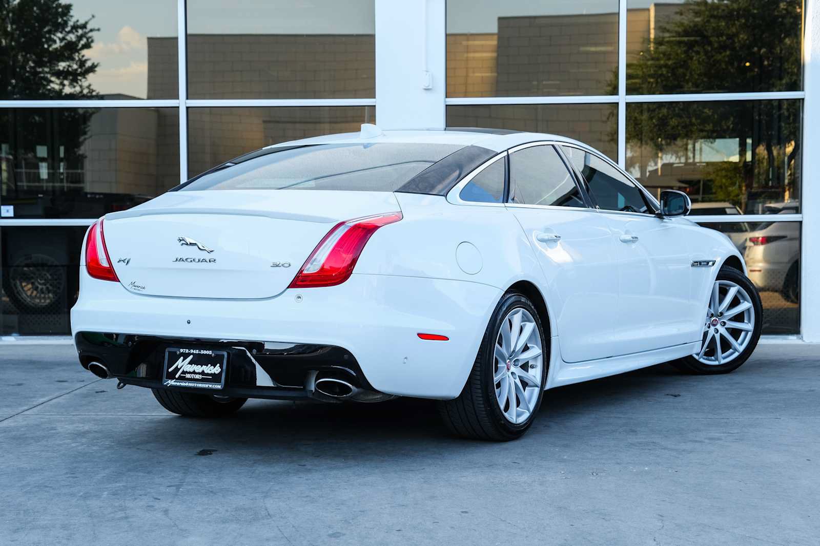 Used 2017 Jaguar XJ R-Sport RWD image 10