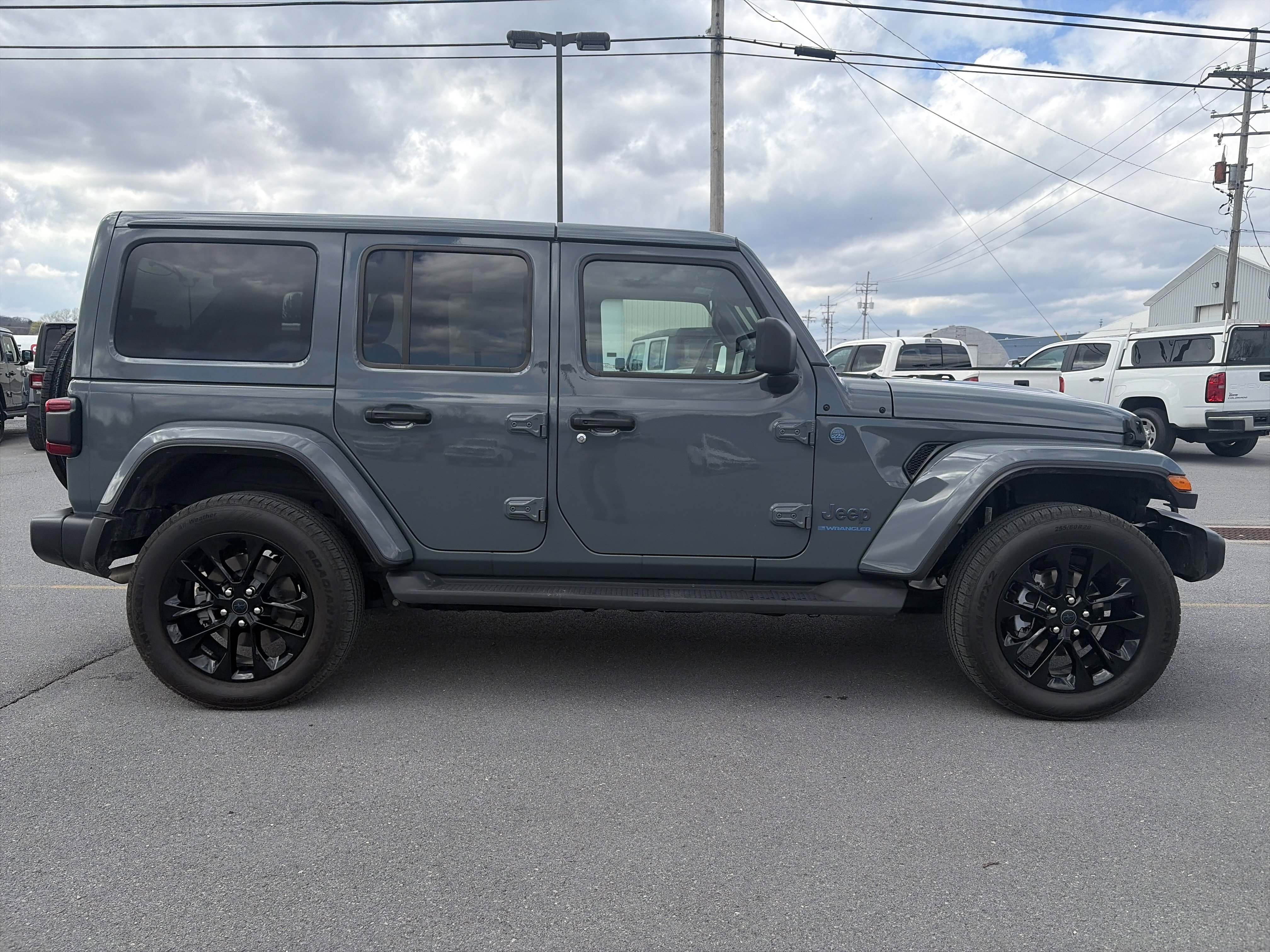 Used 2025 Jeep Wrangler Sahara image 2