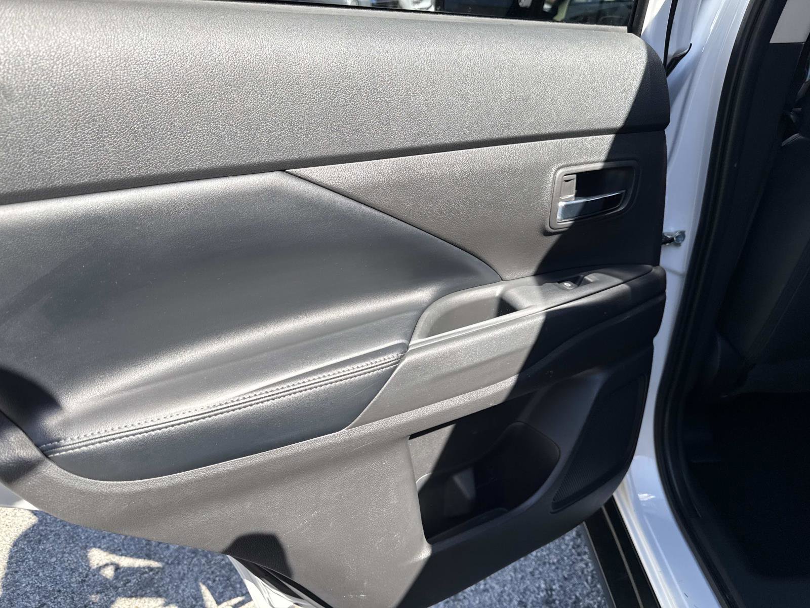 Used 2019 Mitsubishi Outlander SE image 11