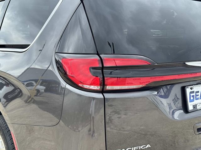 Used 2022 Chrysler Pacifica Limited AWD/4WD image 14