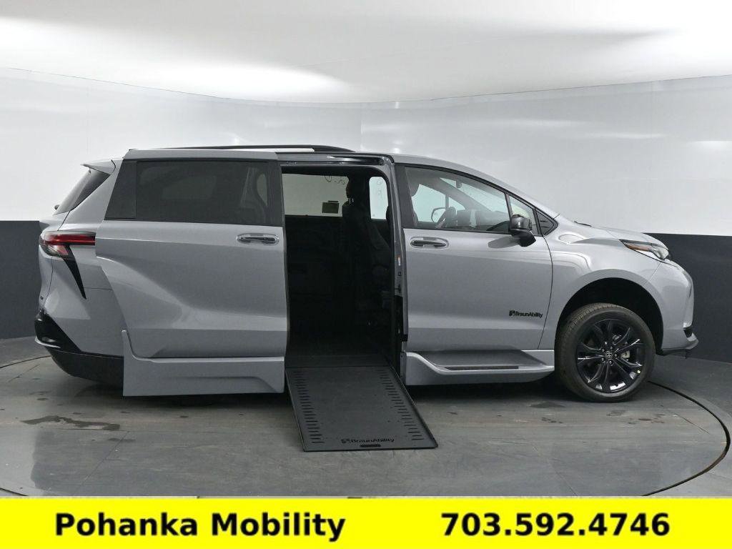 Used 2025 Toyota Sienna XSE image 24