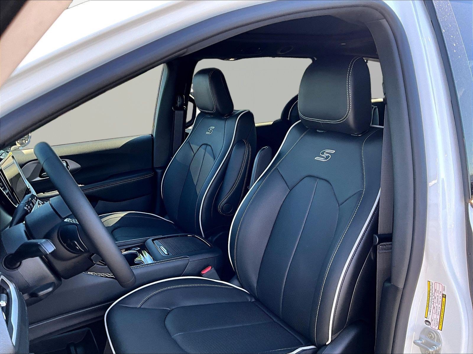 New 2027 Chrysler Pacifica Limited AWD/4WD image 17