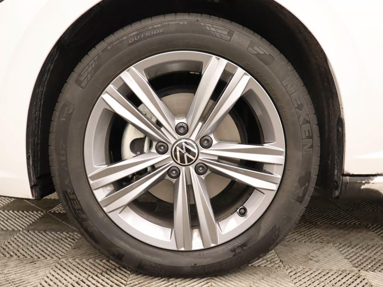 Used 2023 Volkswagen Jetta SE w/ Panoramic Sunroof Package FWD image 5