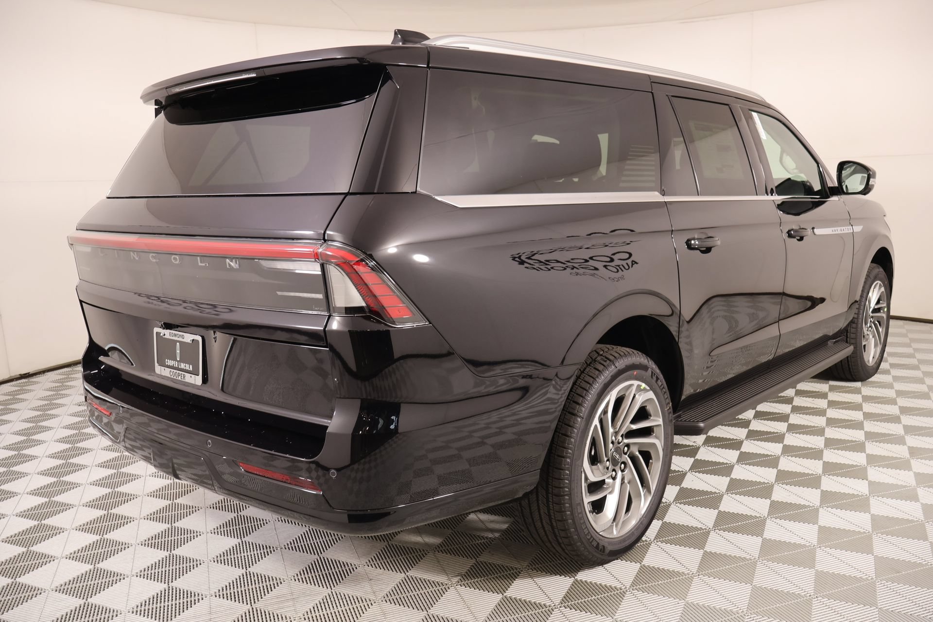 New 2026 Lincoln Navigator L Premier AWD/4WD image 24