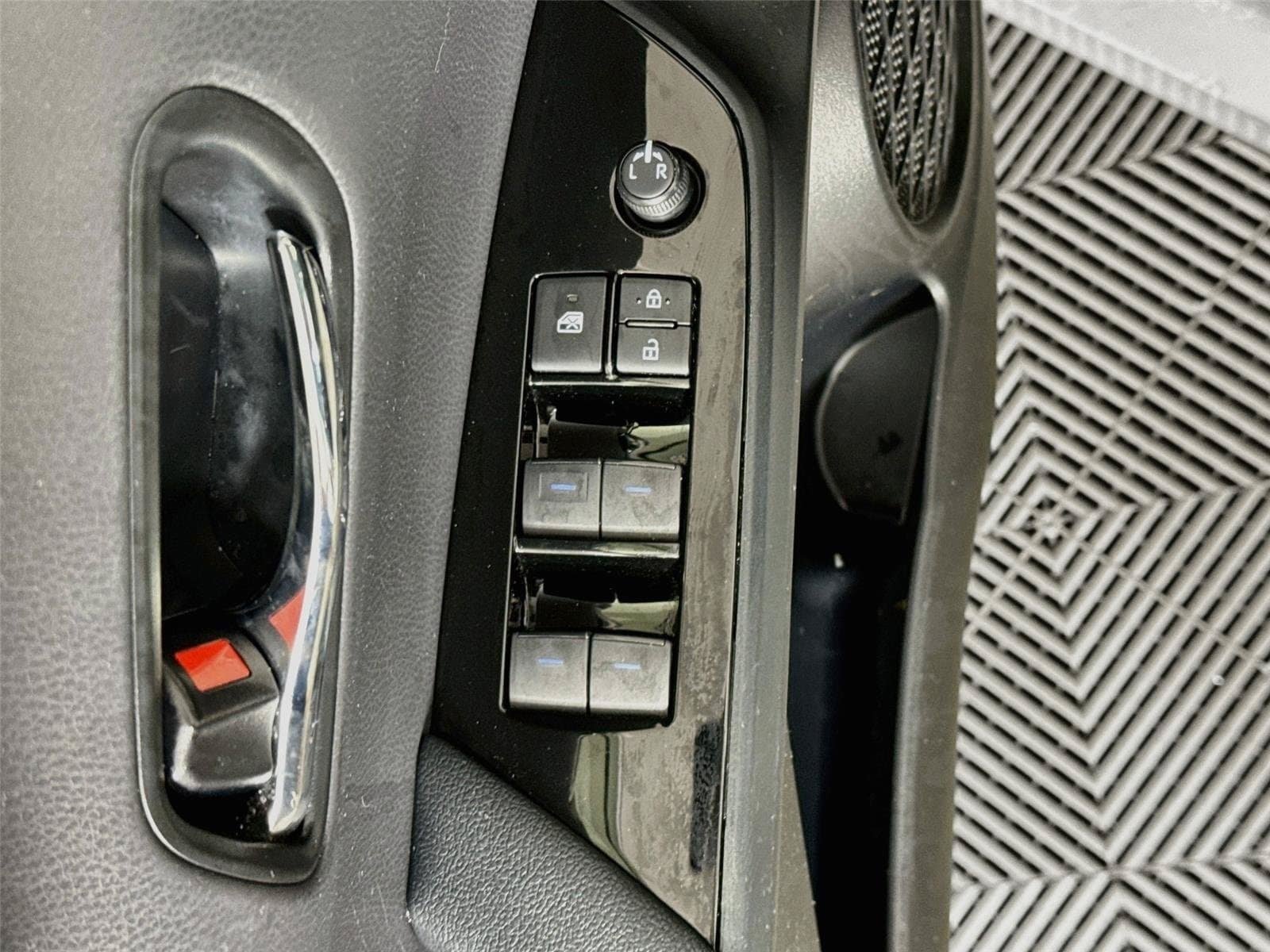 Used 2020 Toyota Prius XLE w/ Advanced Technology Package AWD/4WD image 19