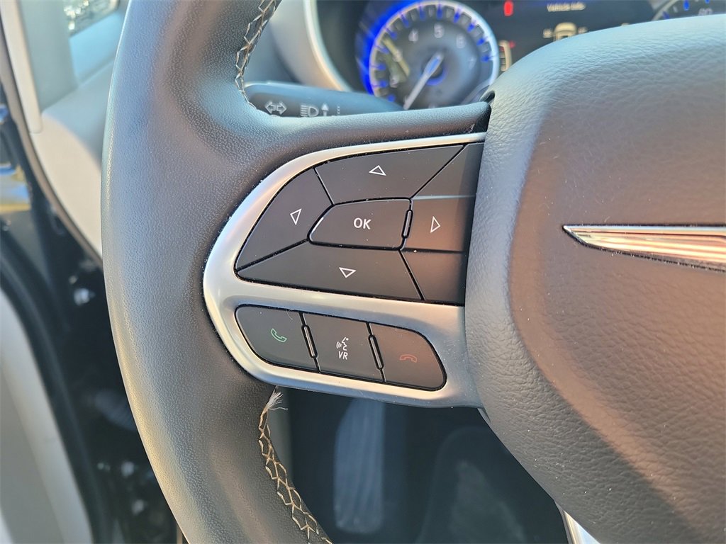 Used 2023 Chrysler Pacifica Touring-L image 17