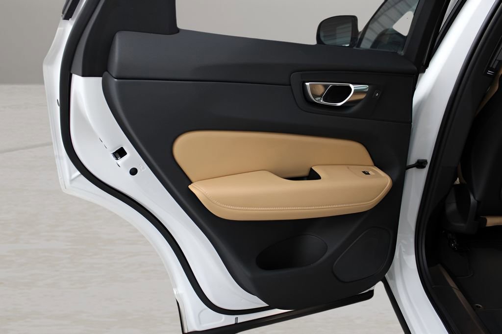 Used 2025 Volvo XC60 B5 Ultra image 13