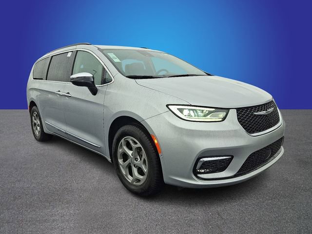 Used 2023 Chrysler Pacifica Limited w/ Uconnect Theater Family Group image 3