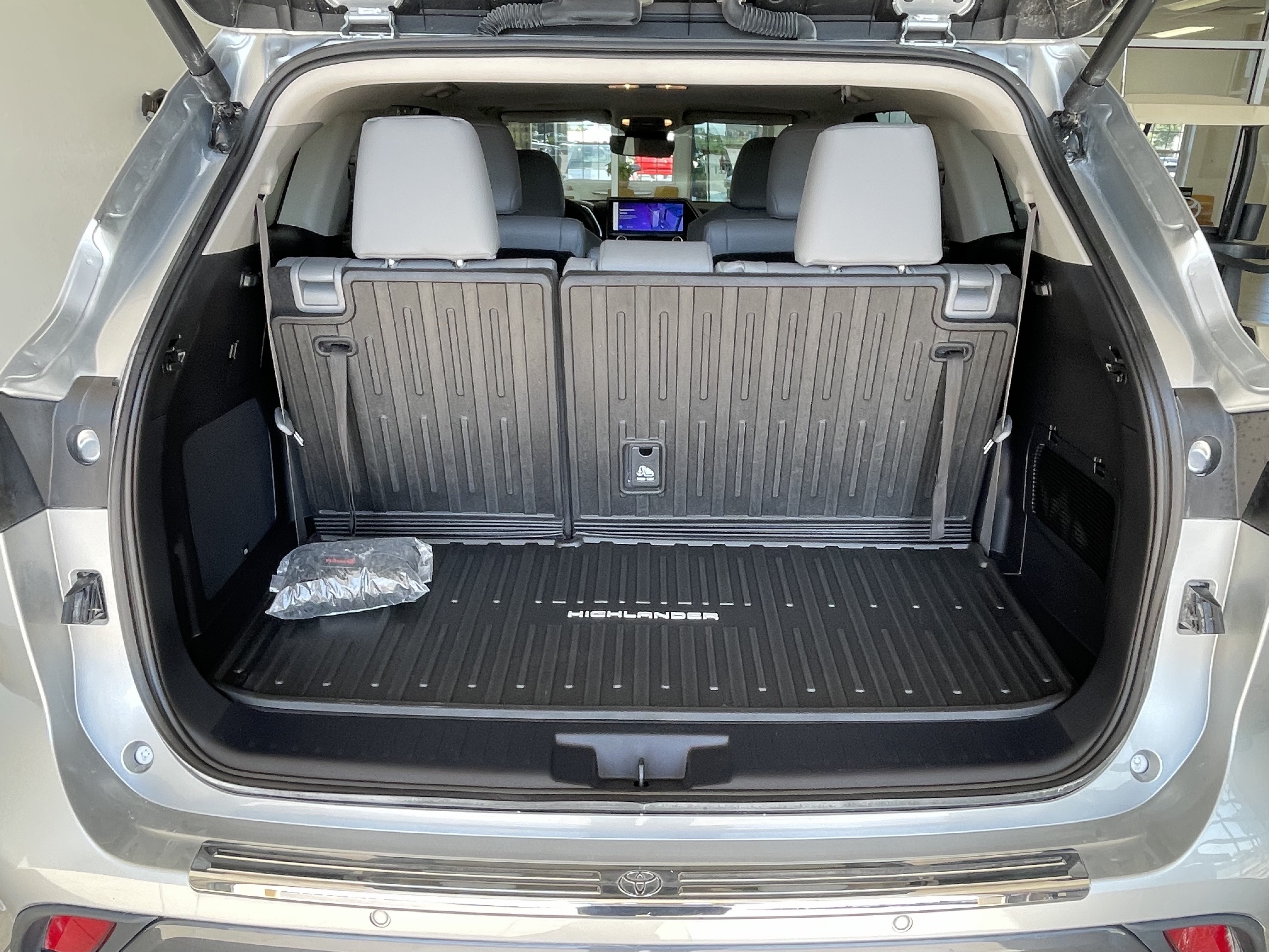 Used 2024 Toyota Highlander Limited AWD/4WD image 16