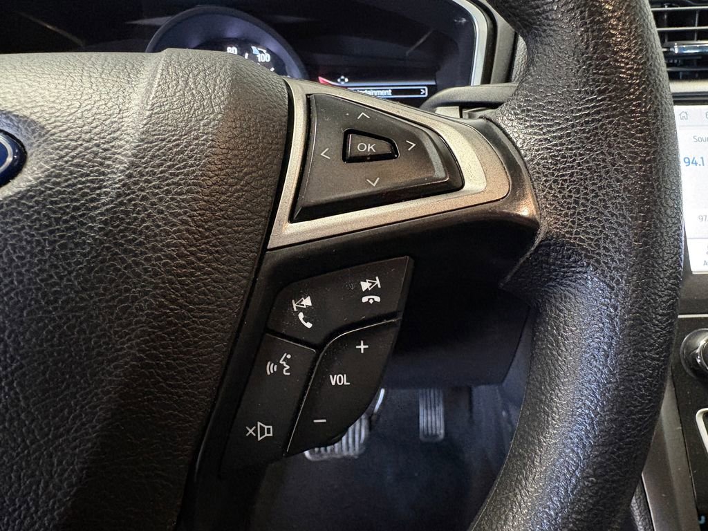 Used 2020 Ford Fusion SE image 21