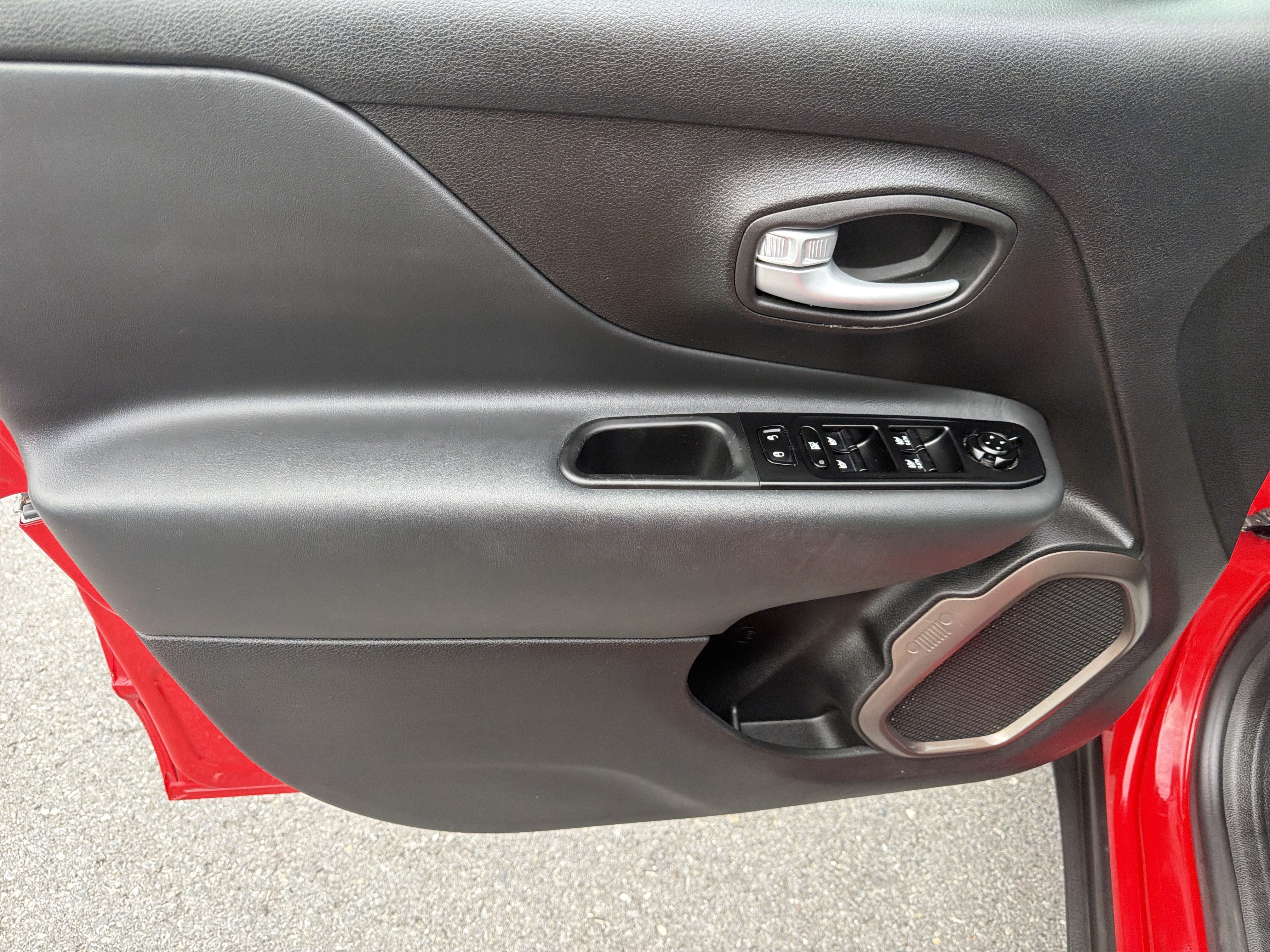 Used 2023 Jeep Renegade Latitude AWD/4WD image 15