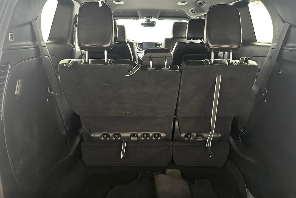 Used 2025 Chrysler Pacifica Limited image 2