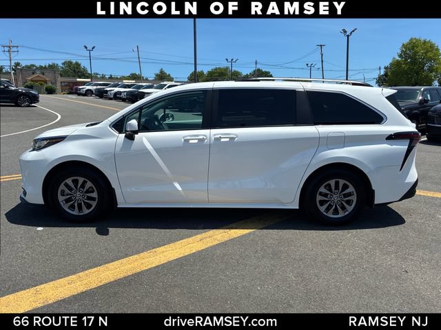 Used 2023 Toyota Sienna LE FWD image 2
