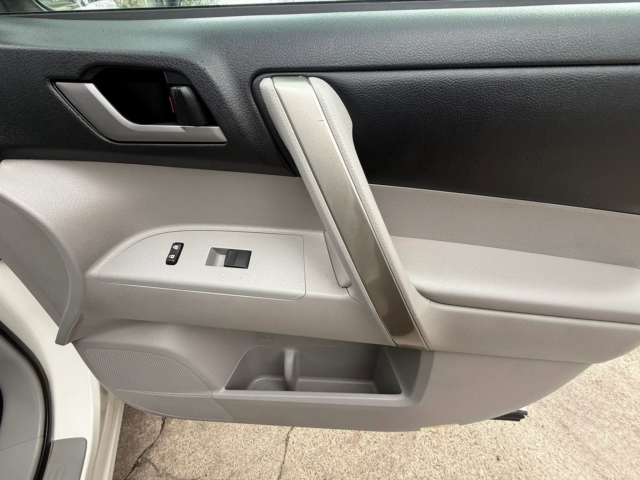 Used 2013 Toyota Highlander SE image 25