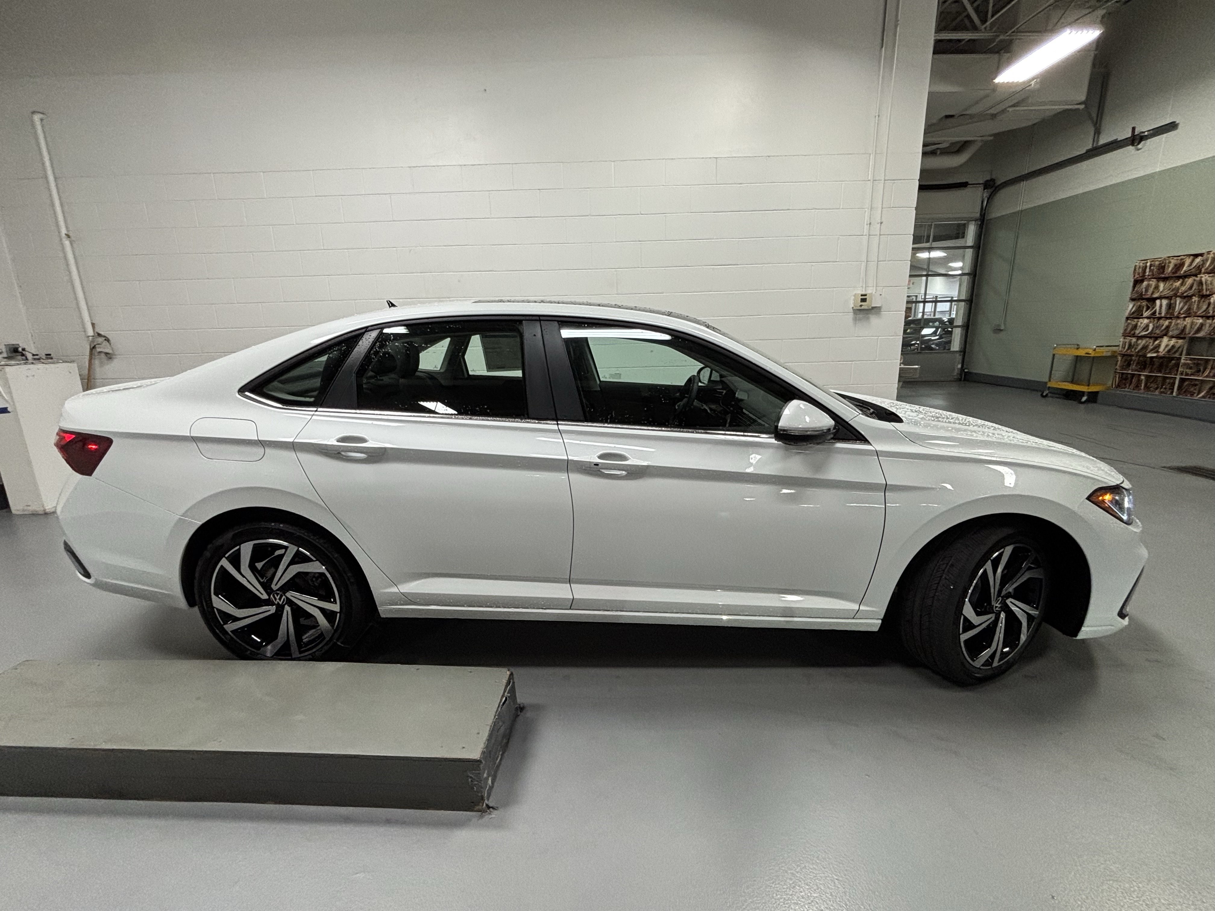 Used 2026 Volkswagen Jetta SEL FWD image 3