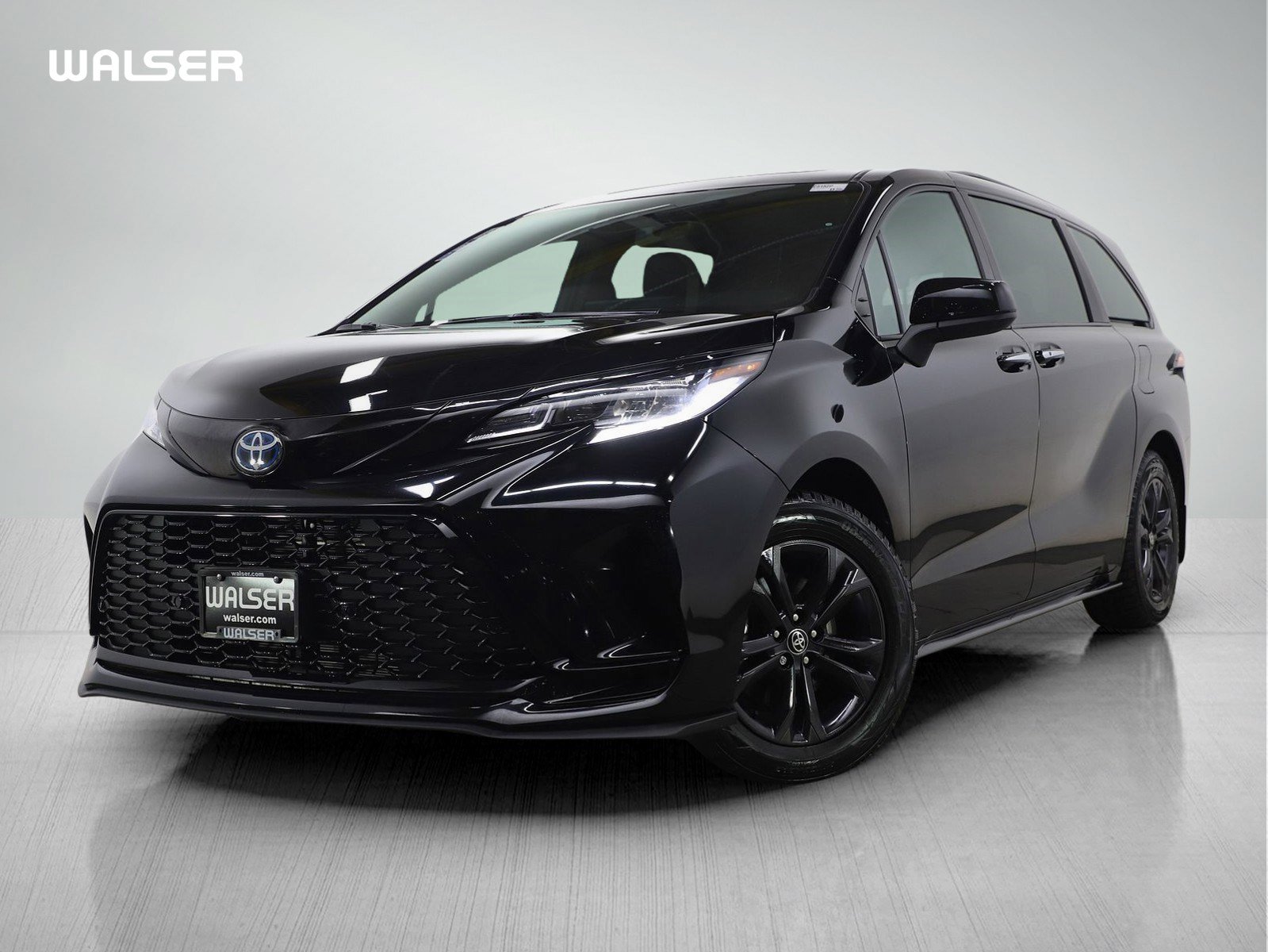 Used 2025 Toyota Sienna XSE image 1