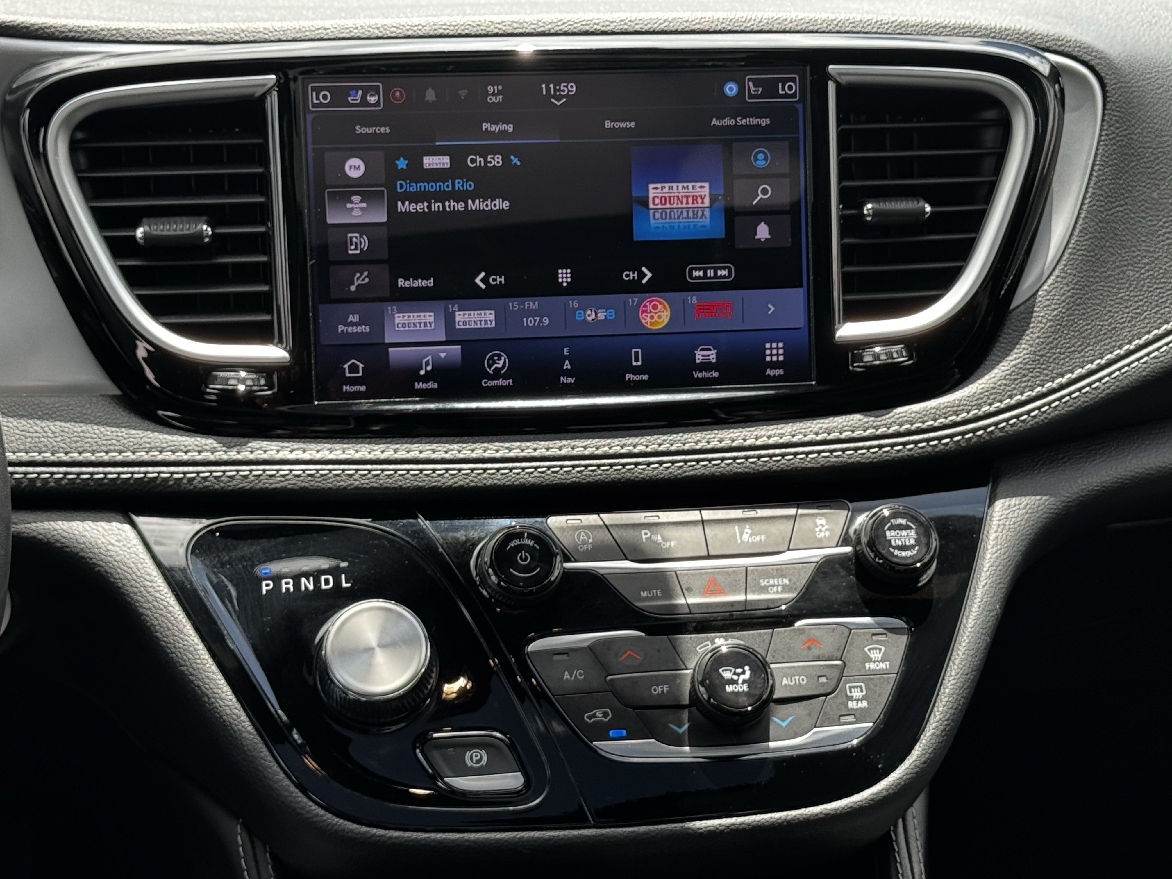 Used 2025 Chrysler Pacifica Limited FWD image 17