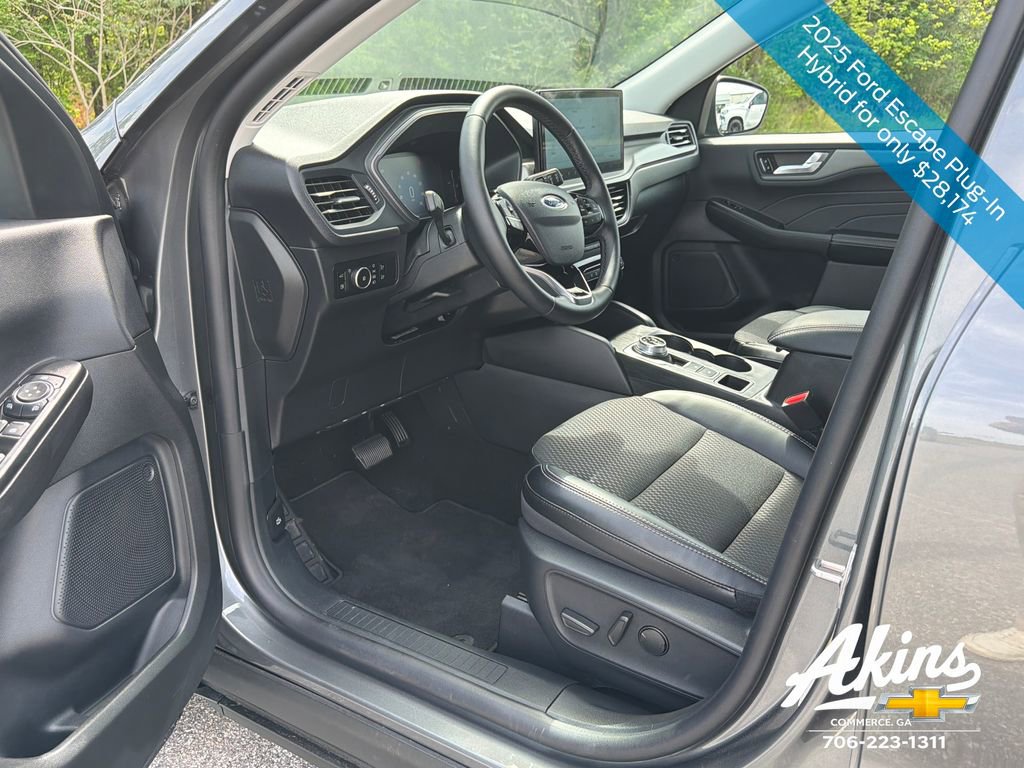 Used 2025 Ford Escape SE image 14