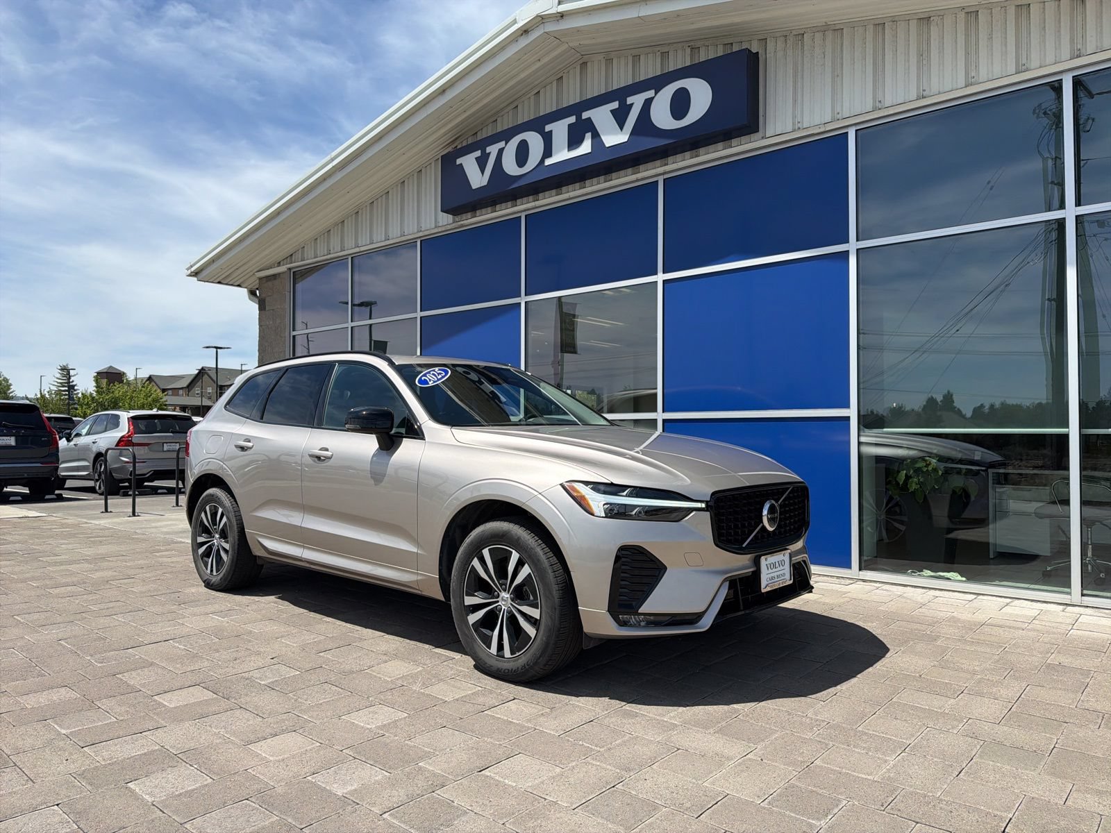 Used 2025 Volvo XC60 B5 Core AWD/4WD image 1