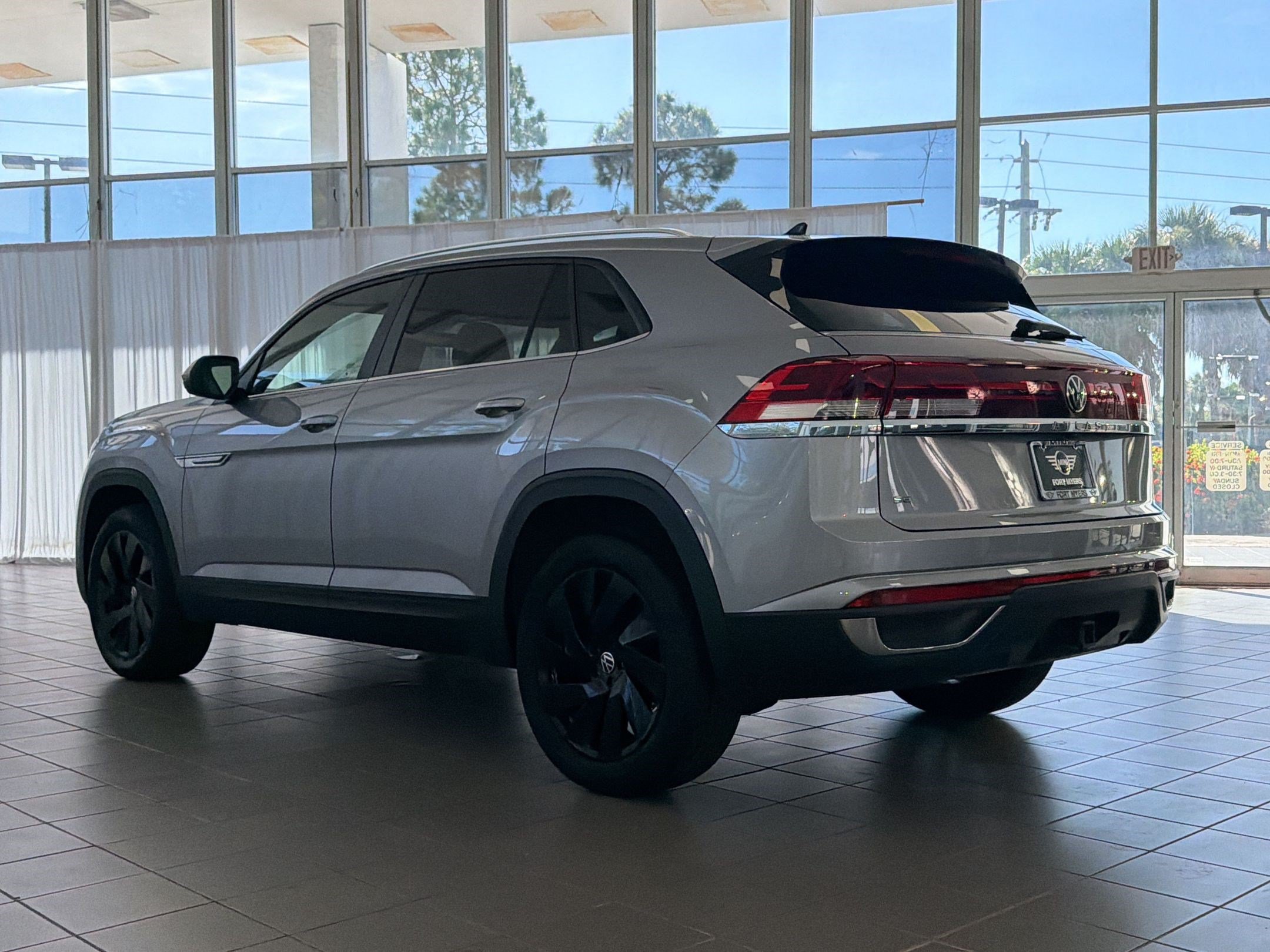 Used 2024 Volkswagen Atlas Cross Sport SE FWD image 3