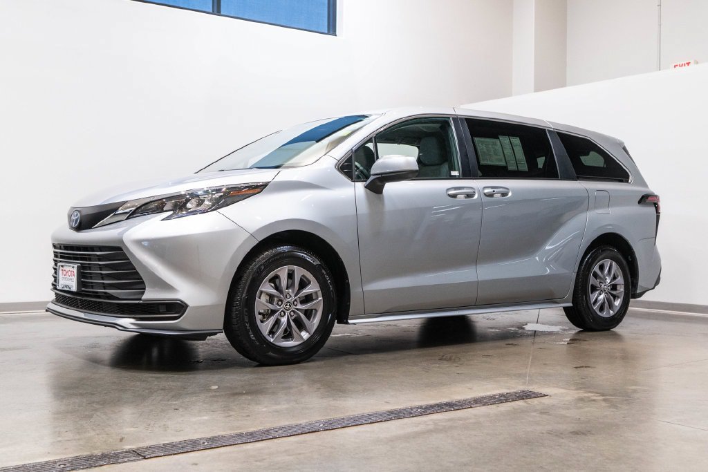 Certified 2025 Toyota Sienna LE FWD image 3