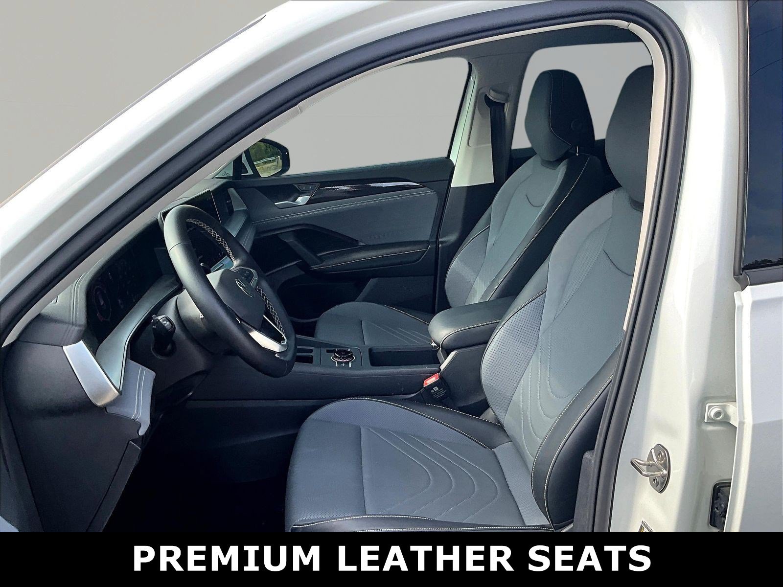 Used 2025 Volkswagen Tiguan SE w/ Panoramic Sunroof Package AWD/4WD image 2