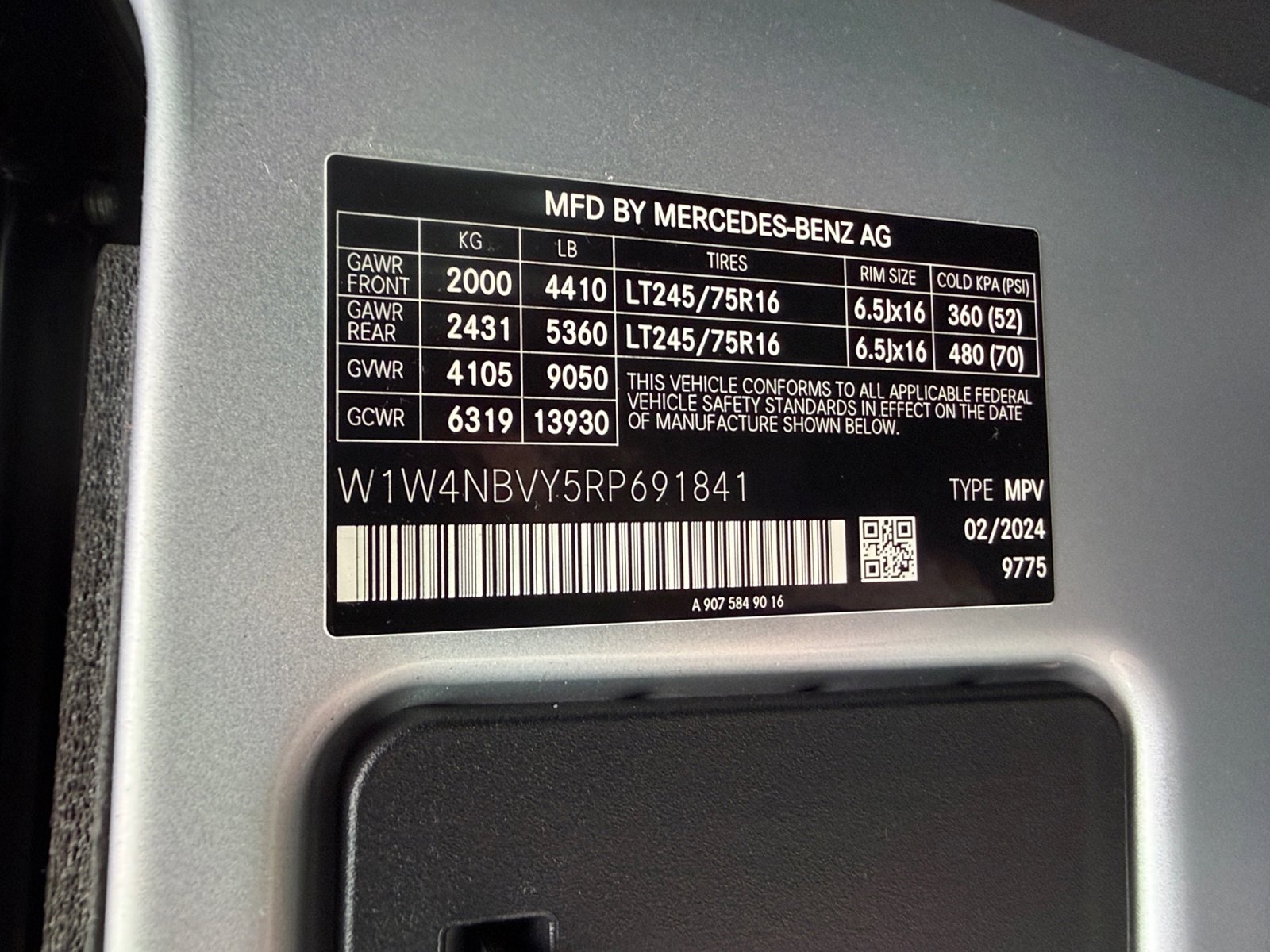 Used 2024 Mercedes-Benz Sprinter 144 Cargo image 29